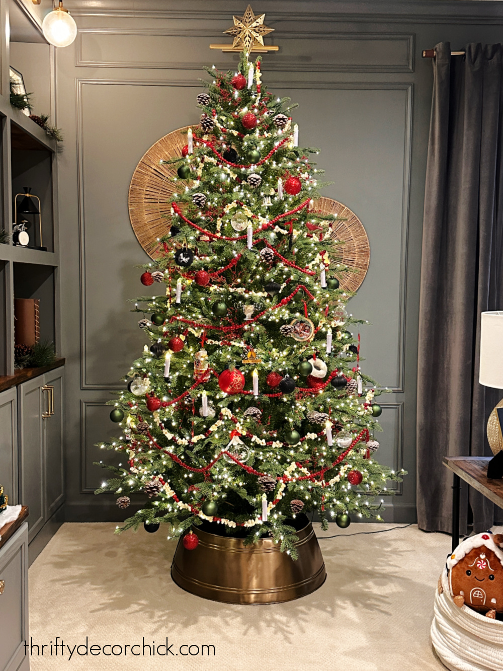 Step-by-Step: How To Decorate An Insta-Worthy Christmas Tree