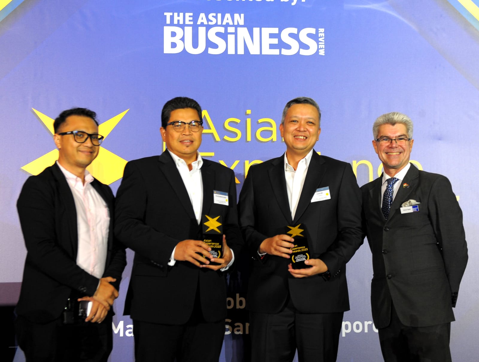 Direktur Institutional Banking Bank BTN Hakim Putratama saat menerima Penghargaan The Asian Experience Awards 2023.