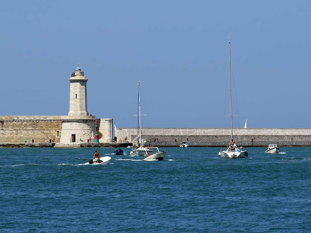 Boats leaving the Porto Mediceo, Livorno