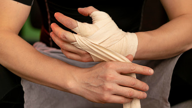 Elastic compression bandages binding on hand