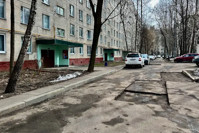 Полярная улица, дворы, жилой дом 1970 года постройки Полярная улица, дворы, жилой дом 1970 года постройки
