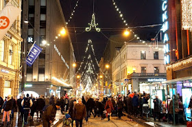 Aleksanterinkatu el día de la inauguración de la Navidad