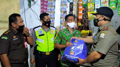 Patroli Skala Besar, Polres Serang Kota Berikan Paket Sembako