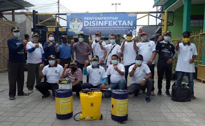 Sachrudin Bersama Warga Semprotkan Disinfektan Dalam Menekan Angka Penyebaran Covid-19