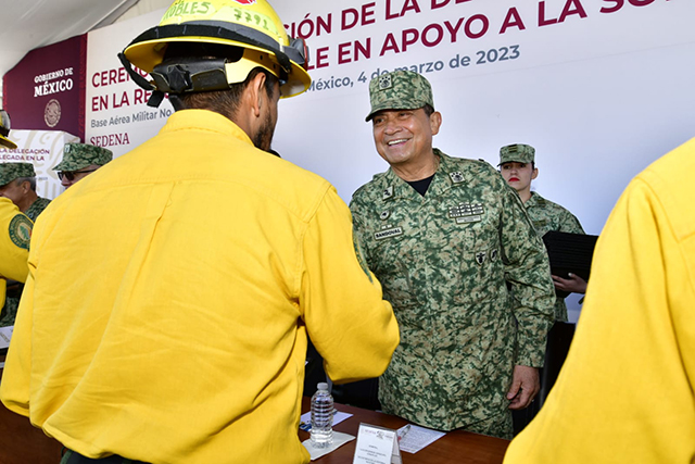 Regresan al país 300 elementos que combatieron incendios en Chile