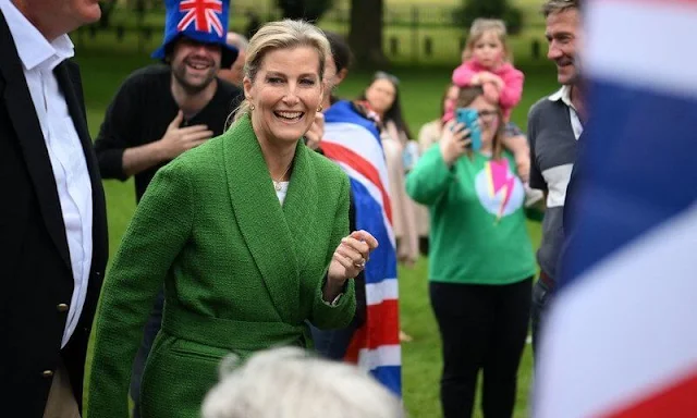 Countess of Wessex wore a wool blend emerald-green blazer by Giuliva Heritage. Princess Beatrice and Princess Eugenie
