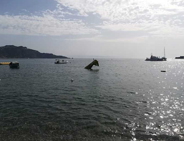 Giardini Naxos, monoposto precipita in mare: pilota salvo per miracolo