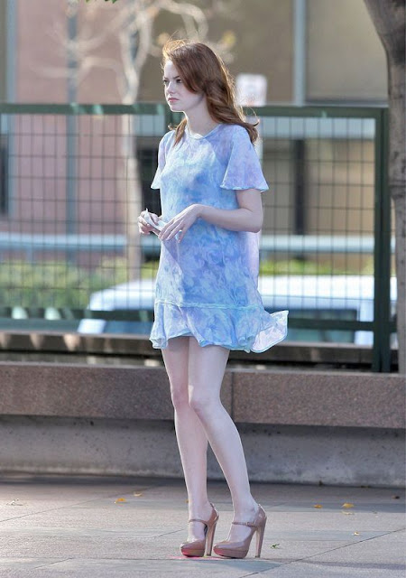 Emma Stone sexy legs