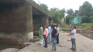 तेज बारिश में पुल हुआ छतिग्रस्त, सीएमओ राजेश मिश्रा एवं नगर पालिका अध्यक्ष राजेश चौहान ने किया निरीक्षण