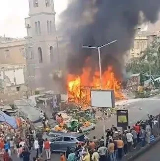 حريق هائل يلتهم 4 أكشاك خشبية لبيع الورود والنجيل الصناعى داخل سوق غزة القديم بالموسكي