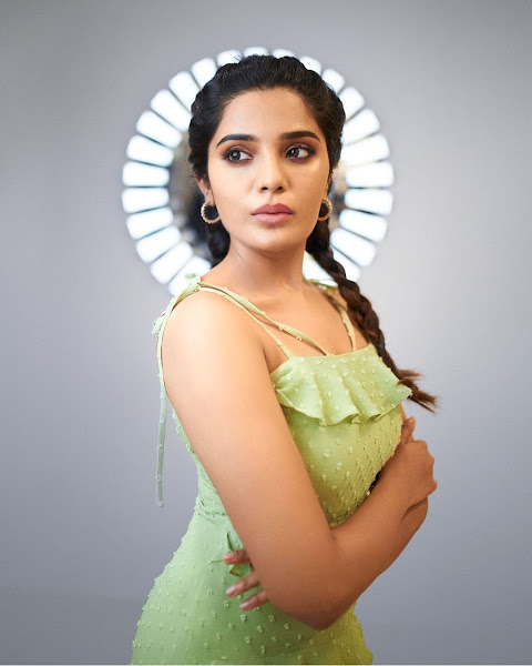 Actress Aathmika Stunning & Sizzling Photos