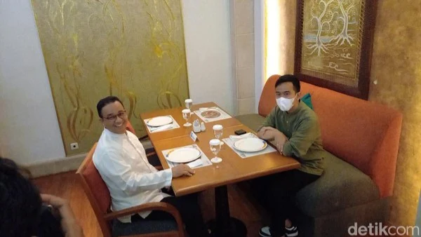 Gibran Rakabuming Sarapan Bareng Anies Baswedan di Solo