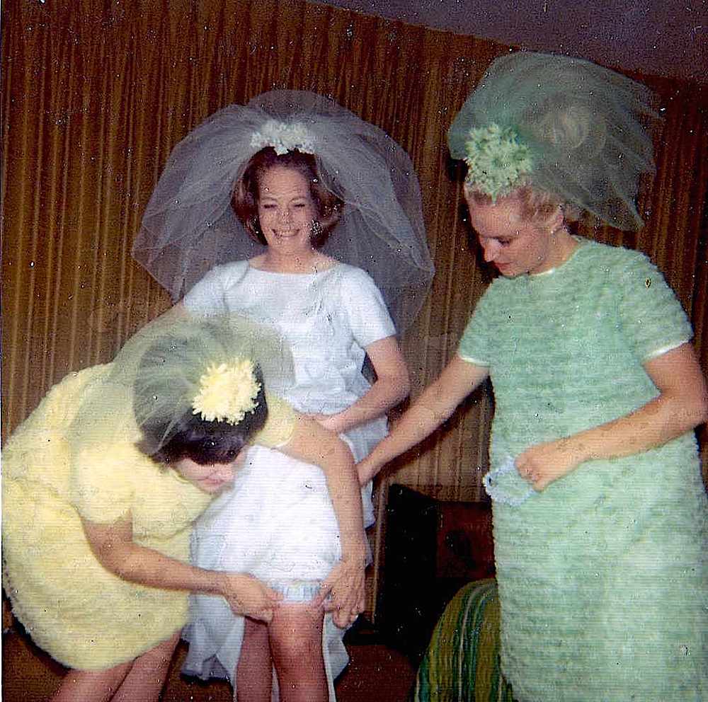 1968 wedding colors, bride and bride's maids in pastels