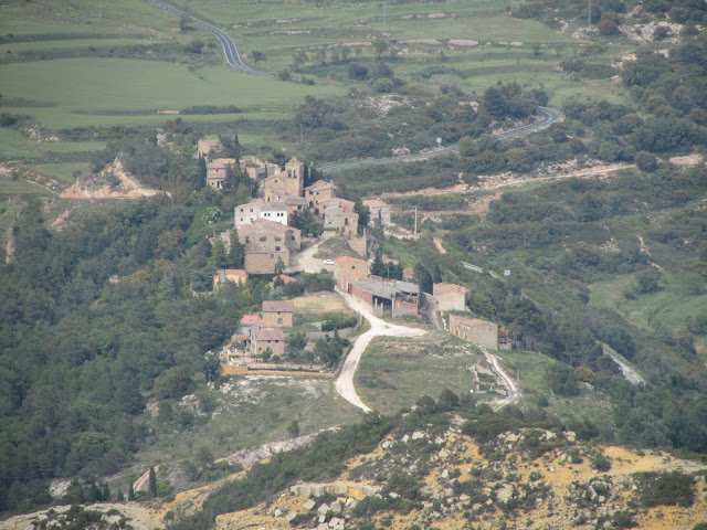 Serra del Montsant - Albarca-Sant Joan del Codolà-Grau dels 3 Esgraons-Cova Santa-Roca Corbatera-Ermita de la Mare de Déu del Montsant; poble d'Albarca