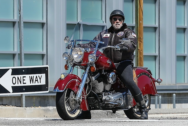 Arnold Schwarzenegger ignora l'isolamento e fa un giro sul motore