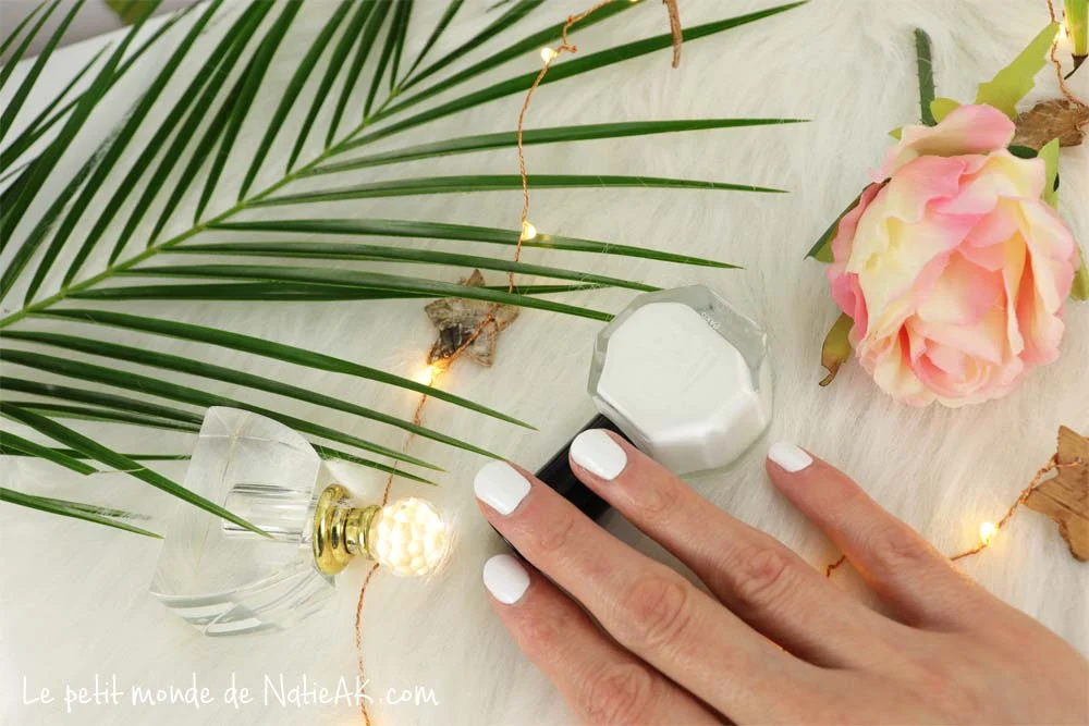 vernis à ongles blanc naturel