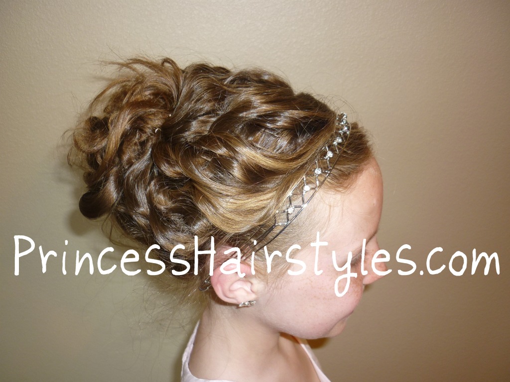 see this working for a wedding hairstyle for the bride or flower girl ...