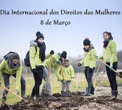 Foto feita por Anne-Emmanuelle Thion onde aparecem cinco mulheres com casacos verdes, com enxadas à mão a fazerem plantação de mudas para reflorestamento, e com um texto em preto escrito "Dia Internacional dos Direitos das Mulheres" 8 de Março