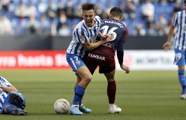 El Málaga no levanta cabeza y cae en casa ante el Huesca (0-2)