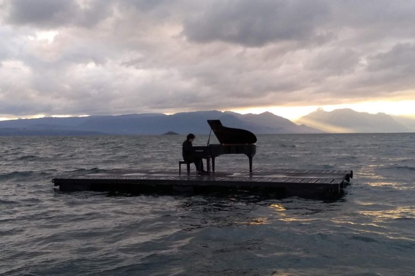 Araucanía: Pianista montó su piano sobre una balsa y tocó en medio del Lago Villarrica para mostrar el paraíso en que vivimos en Chile