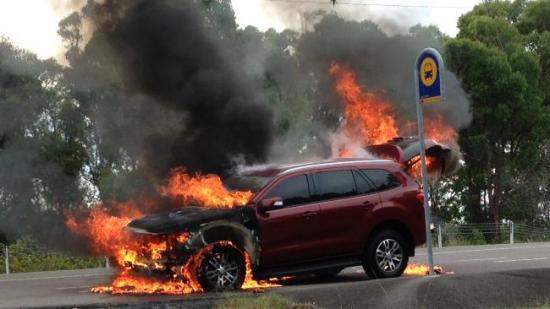 Bảng chạy thử của Ford Everest 2016 đột nhiên bốc cháy