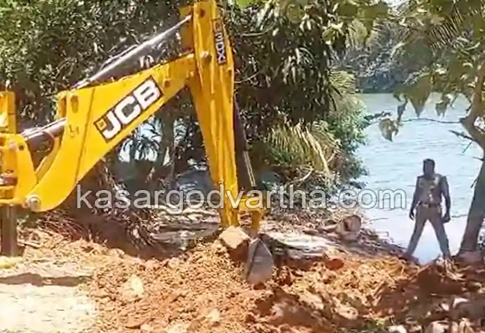 Malayalam News, Kasaragod News, Kumbala News, Crime, Kerala News, Kasaragod News, Kumbala News, Police team destroyed 6 illegal piers in the area after they tried to endanger the students by hitting them with car.