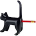 Un gatto nero che tempera le matite col.... posteriore!