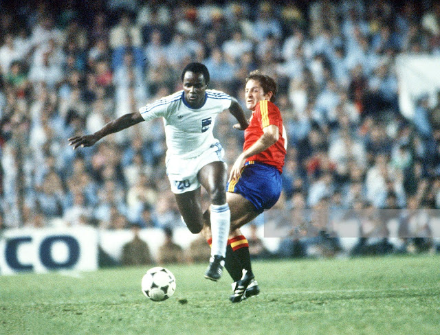 Gilberto y Perico Alonso en disputa. SELECCIÓN DE ESPAÑA 1 SELECCIÓN DE HONDURAS 1 Miércoles 16/06/1982. XII Copa del Mundo España 1982, primera fase, Grupo 5, jornada 1. Valencia, España, estadio Luis Casanova: 49.562 espectadores. GOLES: 0-1: 8’, Zelaya. 1-1: 66', López Ufarte, de penalti.