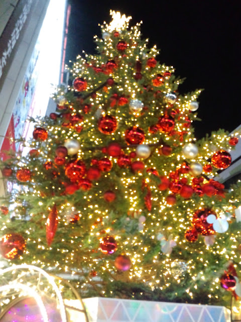 渋谷の東急文化村前にある巨大クリスマスツリーの写真です。