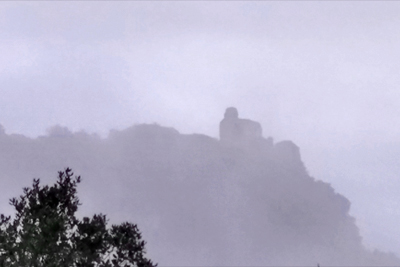 El castillo se perfila entre la niebla