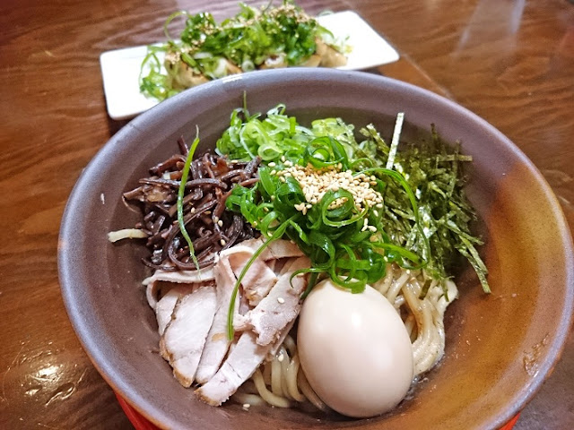 油そばと九条ねぎ餃子の写真