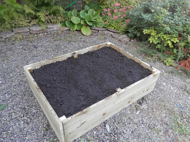 How to Fill a Raised Bed using the Lasagna Method. secondhandsusie.blogspot.co.uk