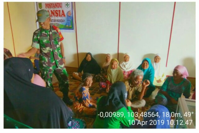 Bersama Ibu PKK, Babinsa Igal Komsos Dengan Warga