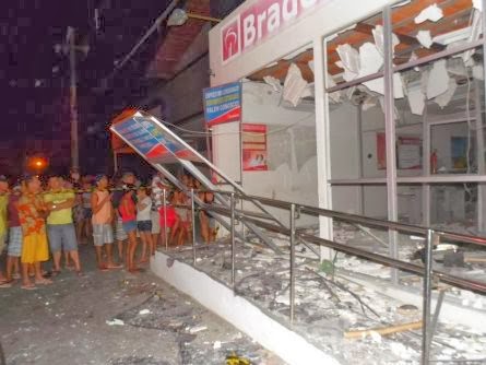 BANDO ARMADO EXPLODE E ASSALTA BANCO DO BRADESCO EM PARAIPABA. POPULAÇÃO SAQUEIA RESTANTE DO DINHEIRO.