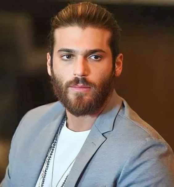 Can Yaman has been in Turkey with his family, and fans continue to wonder if he will return to the set of "Viola come il mare" (Violet Like the Sea) or not. A new video reveals what is happening.