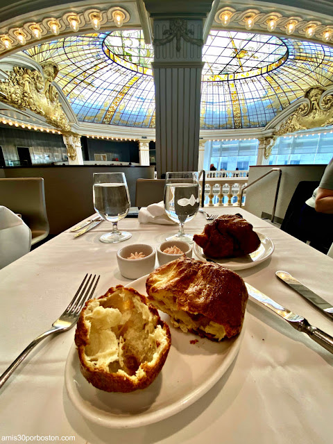 Popover con Mantequilla de Fresa en The Rotunda