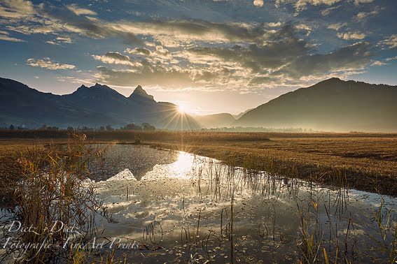 Morgenstimmung am Lauerzersee mit Spiegelbild