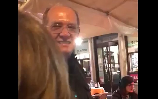 Gilmar Mendes sorri enquanto é hostilizado por mulheres em Portugal