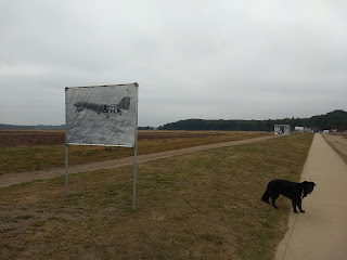 Wilka staat op fietspad naast foto expositie