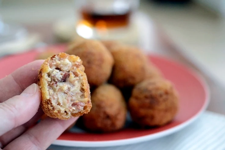 Croquetas de jamón con almendras