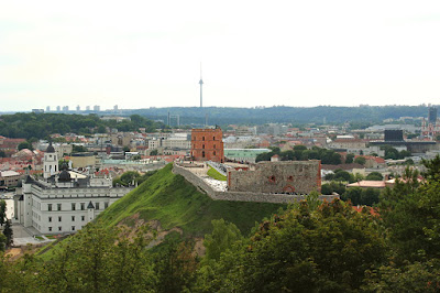 Výhled na Staré město Vilniusu. V popředí Gemidinasův hrad.