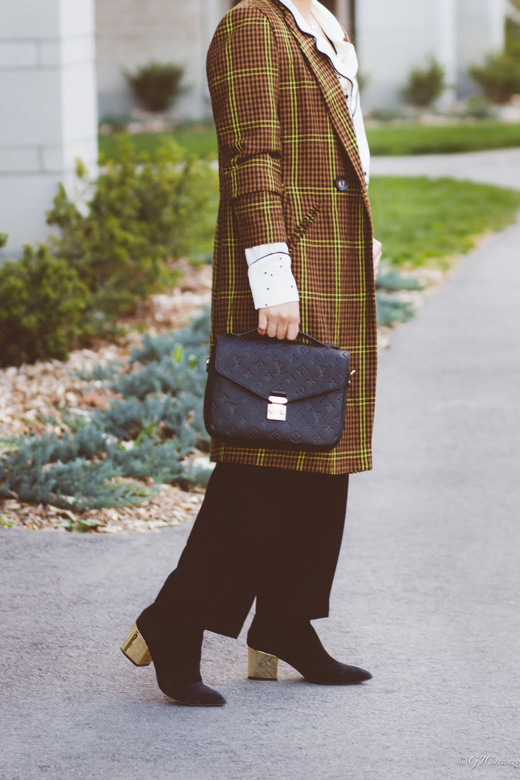 Stradivarius Patterned Coat | Steve Madden Ankle Boots | Louis Vuitton Pochette Metis in Empreinte Leather | Fall Outfit | Petite Fashion | Mom Style | Zara Shirt | HM pants