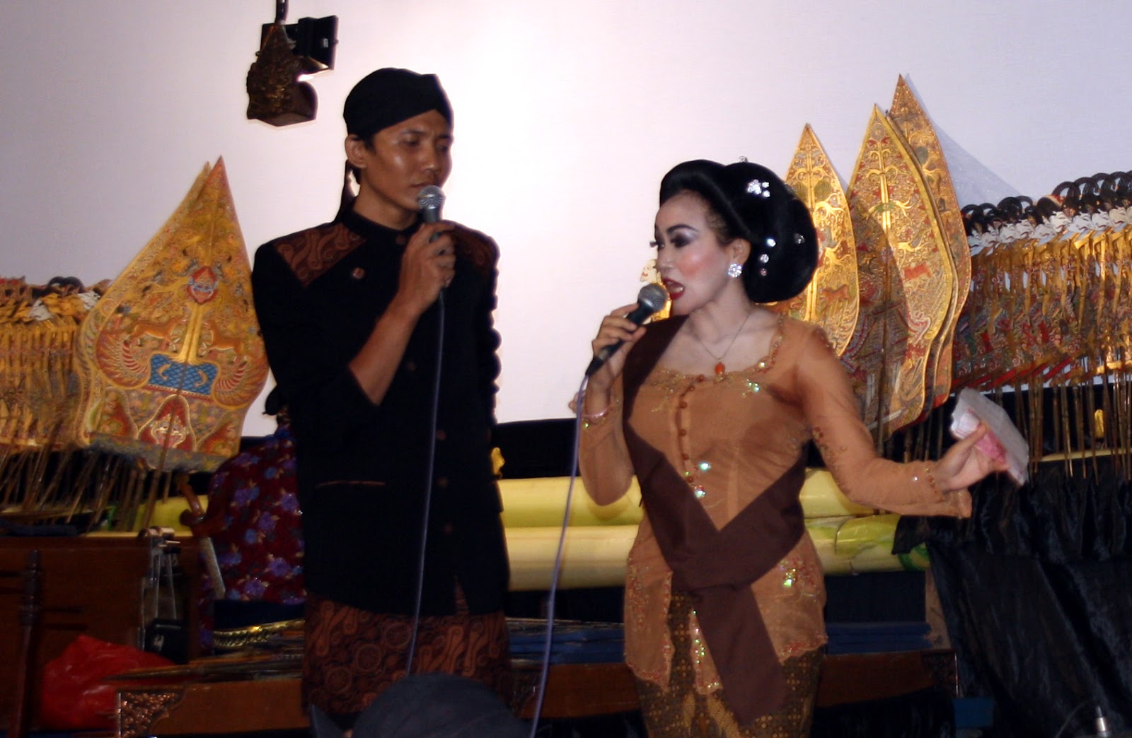 Seni Budaya Daerah Sinden Waranggana Wayang Kulit