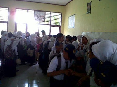 para siswa bersalaman dengan guru dan senior