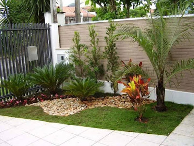 taman rumah minimalis dengan batuan dan rumput