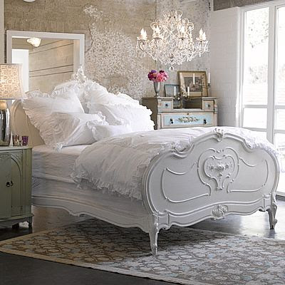 Shabby Chic Bedroom Furniture on Shabby Chic Style Bedroom With White Bed Rug Chandelier And Bedroom