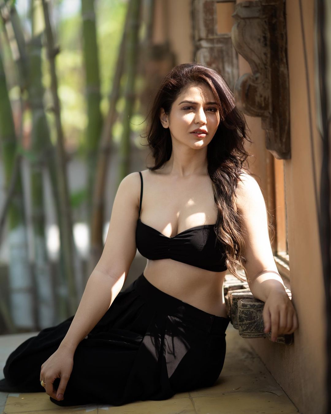 Priyanka Jawalkar looks sizzling hot in this tiny black top flaunting her  sexy toned midriff - see now.
