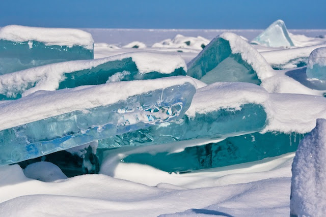 西伯利亞貝加爾湖湖面結冰景象