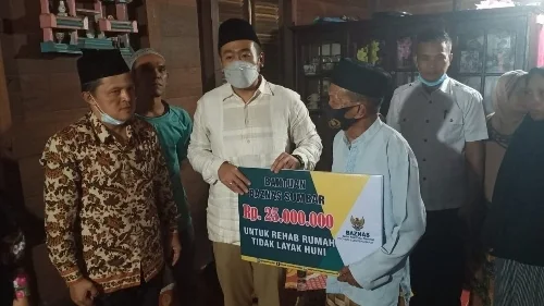 Jamasyir Kaget Dikunjungi Wagub Audy Joinaldy Serahkan Bantuan Bedah Rumah