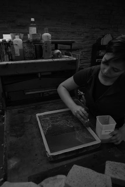 Anna Andropova bei der Arbeit in der Lithografie Werkstatt der Burg Giebichenstein